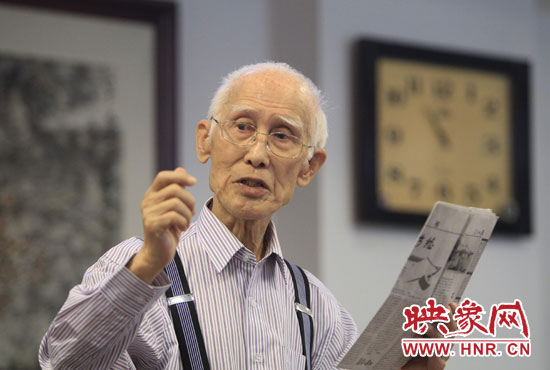 余光中現(xiàn)場朗誦新詩《招魂》。