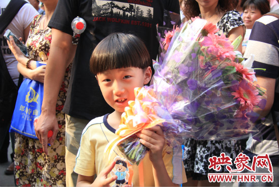 杜澤一直在考點(diǎn)門口等待表姐走出考場(chǎng)。