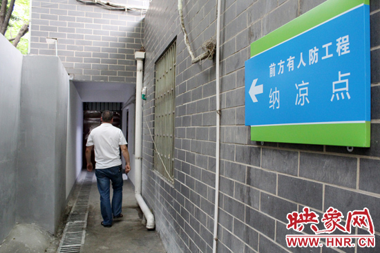 在每一處納涼點均有醒目標(biāo)志，市民可就近前往。