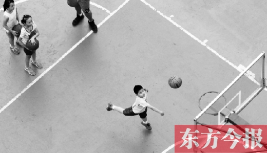 7月2日，河南工業(yè)大學籃球場內，幾名孩子正在接受籃球訓練