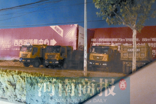 昨夜，記者發(fā)現(xiàn)一些工地外，渣土車們正在“休息”記者 鄧萬里/攝