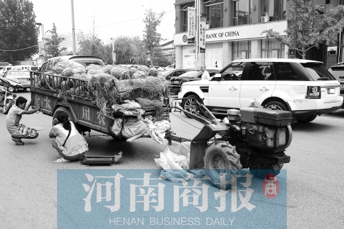 兩車相蹭后，小陳與妻子慌了神
