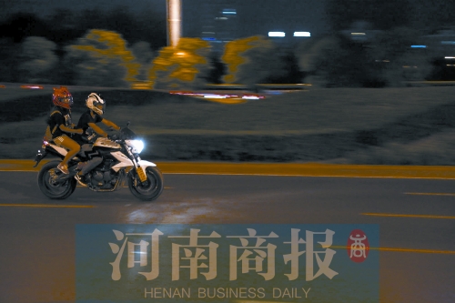 深夜，鄭東新區(qū)，不少人騎著摩托車呼嘯而過(guò)