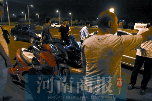 一小時(shí)內(nèi)，民警就扣了12輛摩托車、電動(dòng)車