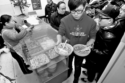 　　上圖2013年年初，很多鄭州市民光臨李剛的面館，掀起“全城吃面”熱潮。CFP供圖