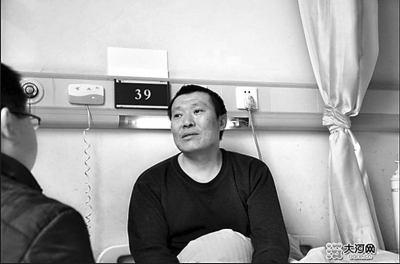 　　右圖李剛生前在醫(yī)院接受記者采訪。資料圖片