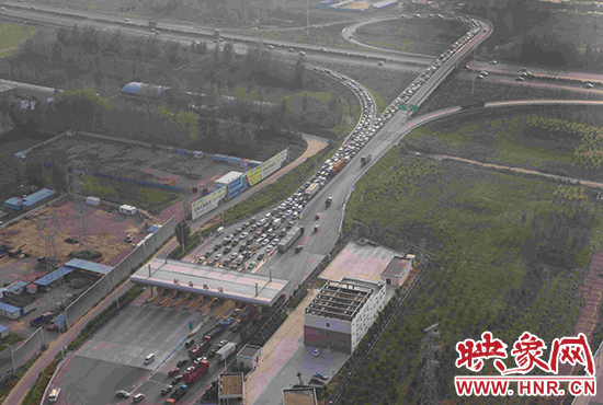 圖為鄭州環(huán)城高速航海路上下口，已經(jīng)出現(xiàn)車輛排隊情況。