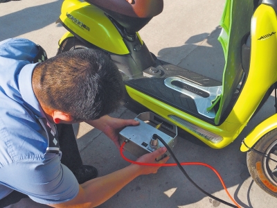 民警手持打碼機(jī)正對電動車車架刻編碼