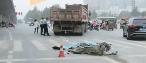 昨日，鄭州市建設路與西四環(huán)交叉口附近，一輛后八輪大貨車將一輛電動車卷入車輪下。