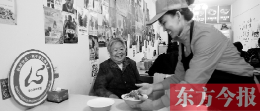 9月29日，輕院社區(qū)的“空巢老人”荊阿姨在一家飯店免費(fèi)吃午餐