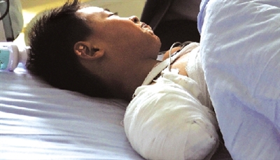 被黑熊咬掉右胳膊后，他忍著痛沒哭；術(shù)后躺在病床上，他沒哭。