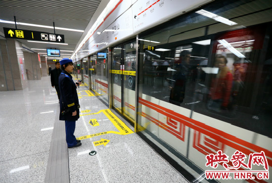 自11月29日起，鄭州地鐵將進(jìn)一步縮短行車間隔。