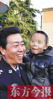 林州市公安局長趙峰抱著滿臉笑容的曉宇（化名），也露出了笑容