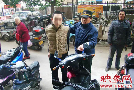 巡防隊員將盜賊控制。