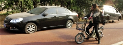 緊臨西三環(huán)一小區(qū)門口停的轎車，8輛車車胎被扎