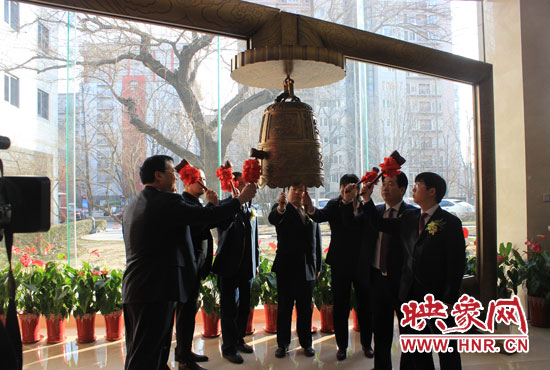 1月7日，在全國(guó)股份轉(zhuǎn)讓系統(tǒng)（即新三板），伴隨著開(kāi)市寶鐘的敲響，山水園林股份有限公司正式登陸新三板。