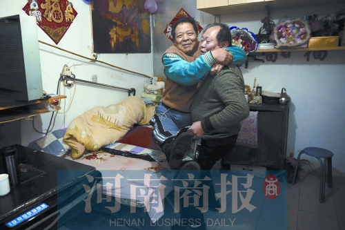 2015年1月15日，老鄰居抱起180斤重的高新海去坐三輪車(chē)，準(zhǔn)備出去轉(zhuǎn)轉(zhuǎn)