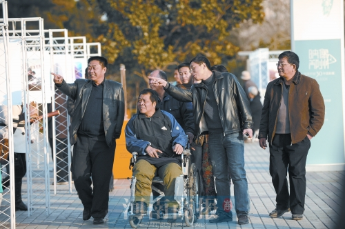 2009年9月15日，老鄰居們陪高新海游綠城廣場(chǎng) 井勇/供圖