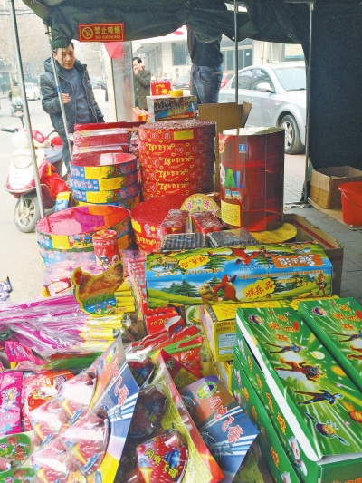 　鞭炮攤兒主售賣(mài)的煙花爆竹種類(lèi)齊全。