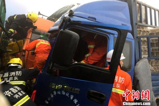 圖為21日，蘭南高速河南段21輛汽車發(fā)生連環(huán)相撞事故，消防人員對被困傷員進行緊急救援?！」啤z