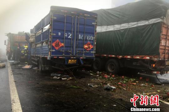 圖為21日，蘭南高速河南段車禍事故現(xiàn)場一片狼藉?！」啤z