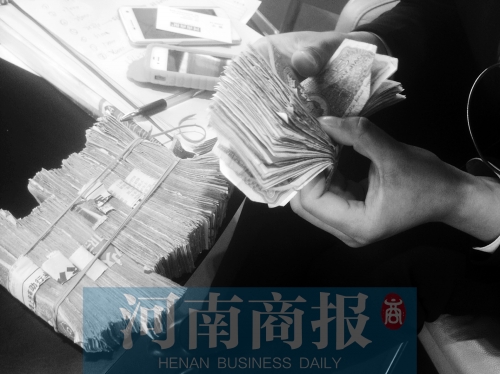 一名店員點(diǎn)了快一個(gè)小時(shí)，只點(diǎn)了一小部分零錢