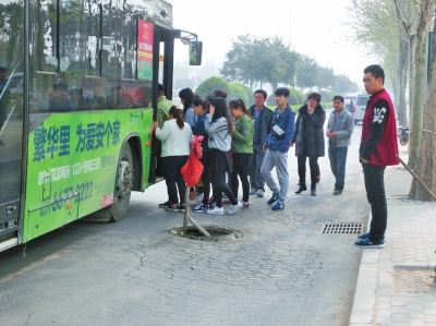 候車(chē)乘客的身邊就是一眼無(wú)蓋窨井