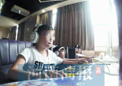 這家名為優(yōu)客體育競技俱樂部的店內(nèi)，有許多未成年人在上網(wǎng)玩游戲