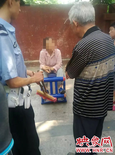 老太當時坐在健身器材上做仰臥起坐，說環(huán)衛(wèi)工人影響她鍛煉身體了，便開始謾罵環(huán)衛(wèi)工人。