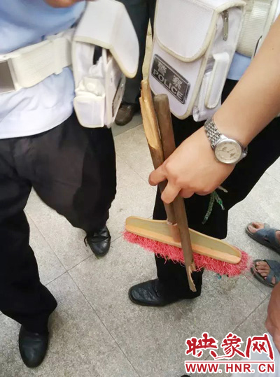 老太從環(huán)衛(wèi)工手中奪過掃帚，用腳踩斷，用力向環(huán)衛(wèi)工人的手上和腿上敲去。
