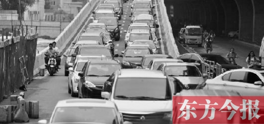 昨日，鄭州市大學(xué)路與隴海路交叉口處，因封閉施工，現(xiàn)場堵成停車場
