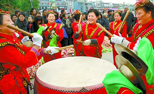 11月15日，鄧州廣大干部群眾載歌載舞慶祝黨的十八大勝利閉幕。