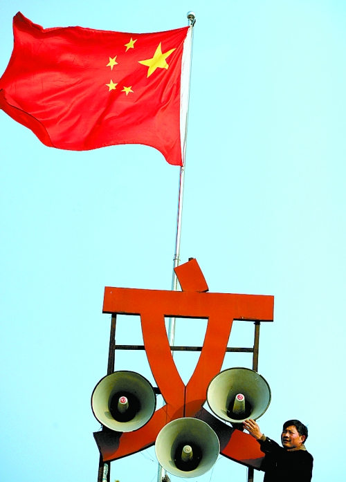11月15日，新蔡縣磚店鎮(zhèn)黨員劉新峰在村口架起三個大喇叭，向群眾及時宣傳十八大精神。