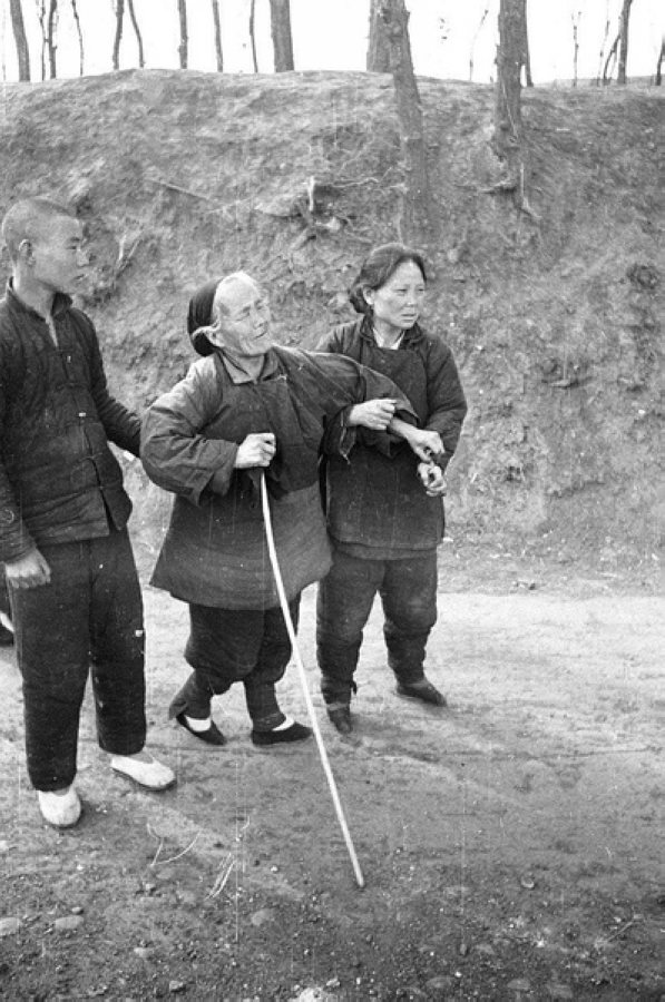 災(zāi)民，看到左側(cè)年輕人的白鞋，應(yīng)該是剛死去親人