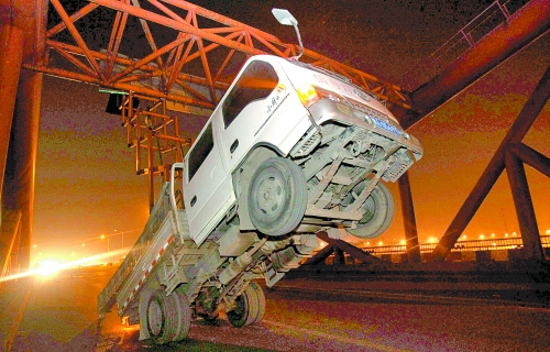 　車上升降機(jī)的工作臺被卡，車身前部高高翹起。