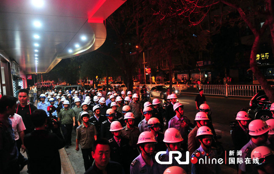 2012年12月26日晚，海南省三亞市，三亞市綜合行政執(zhí)法局河西大隊近百名城管上街執(zhí)法。