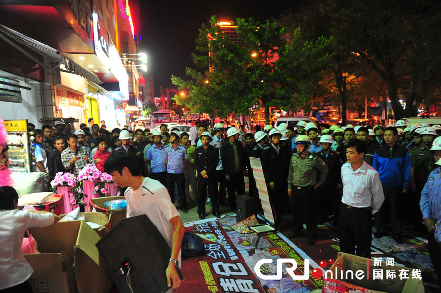 　2012年12月26日晚，海南省三亞市，三亞市綜合行政執(zhí)法局河西大隊近百名城管上街執(zhí)法。
