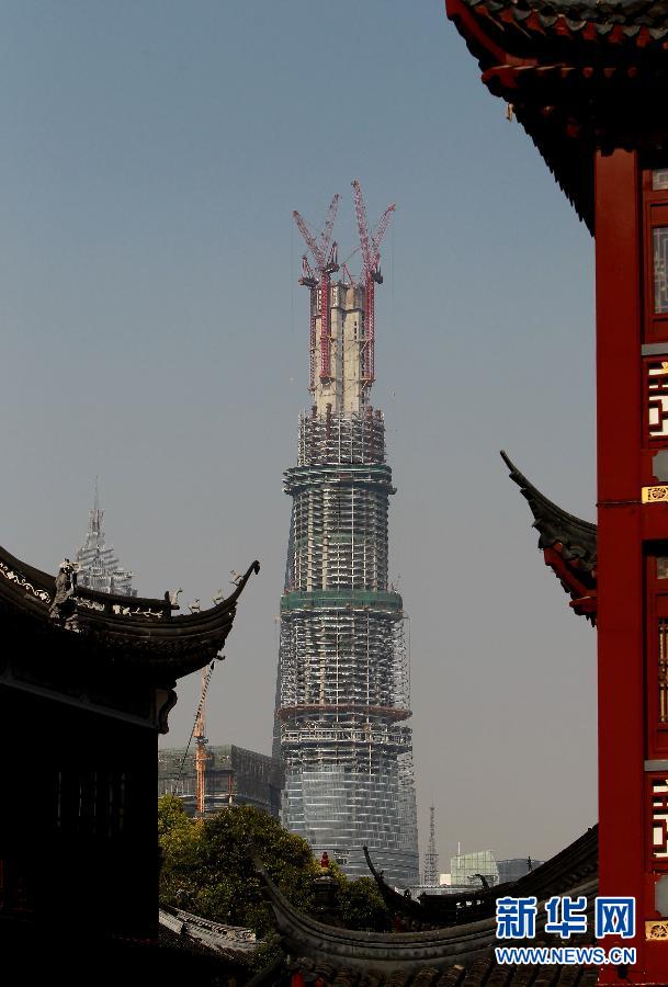 在上海豫園遠眺在建的國內(nèi)第一高樓“上海中心”（4月11日攝）。