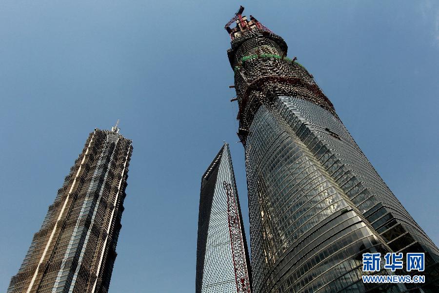 4月11日，正在建設(shè)中的“上海中心”（右）的高度已超過金茂大廈（左）和上海環(huán)球金融中心（中）。