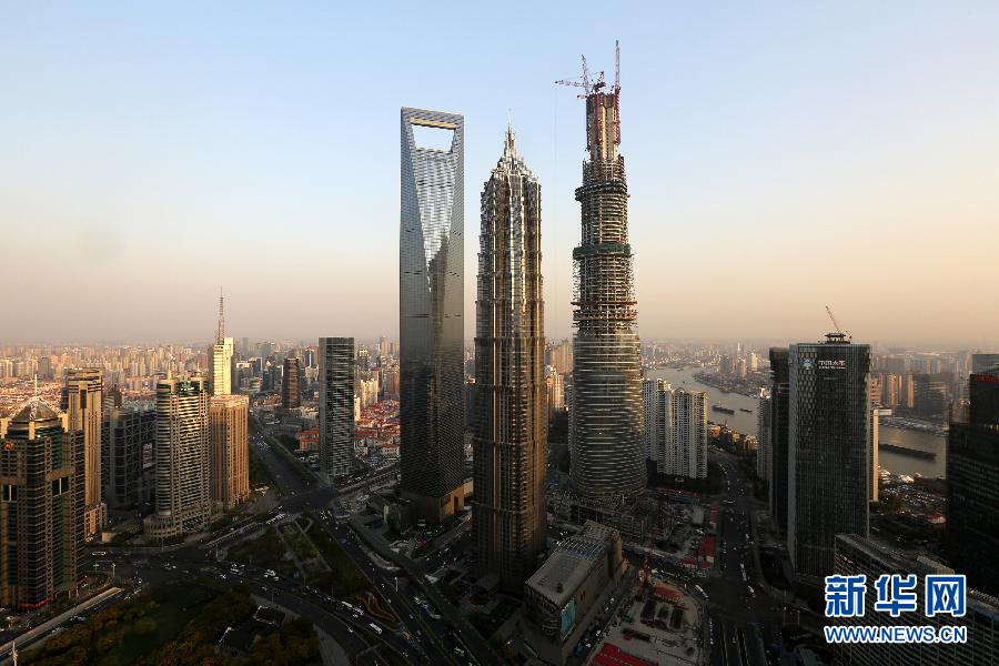 這是4月10日拍攝的上海陸家嘴，右側(cè)建設(shè)中的超高層建筑為上海中心大廈。