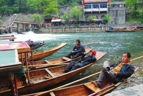 4月12日上午，湘西鳳凰縣杜田村，許多船只?？吭阢叺却慰汀?jù)守候在此的船家們反映，到當(dāng)日上午11點(diǎn)還沒有出過一趟船，平時(shí)這個(gè)時(shí)候都已經(jīng)來回四五趟了。圖/實(shí)習(xí)記者楊旭