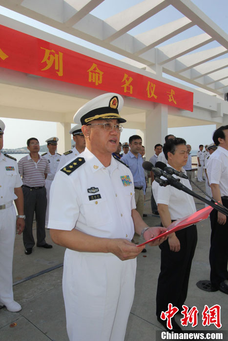 　南海艦隊(duì)司令員蔣偉烈宣讀了岳陽(yáng)艦入列命名命令，并為該艦授旗、頒發(fā)命名證書。