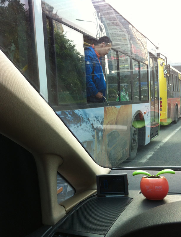 廈門(mén)男子公交車上撒尿