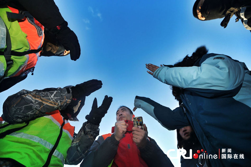 2012年12月23日，北京靈山，救援人員在積雪四十厘米多的山上搜救。