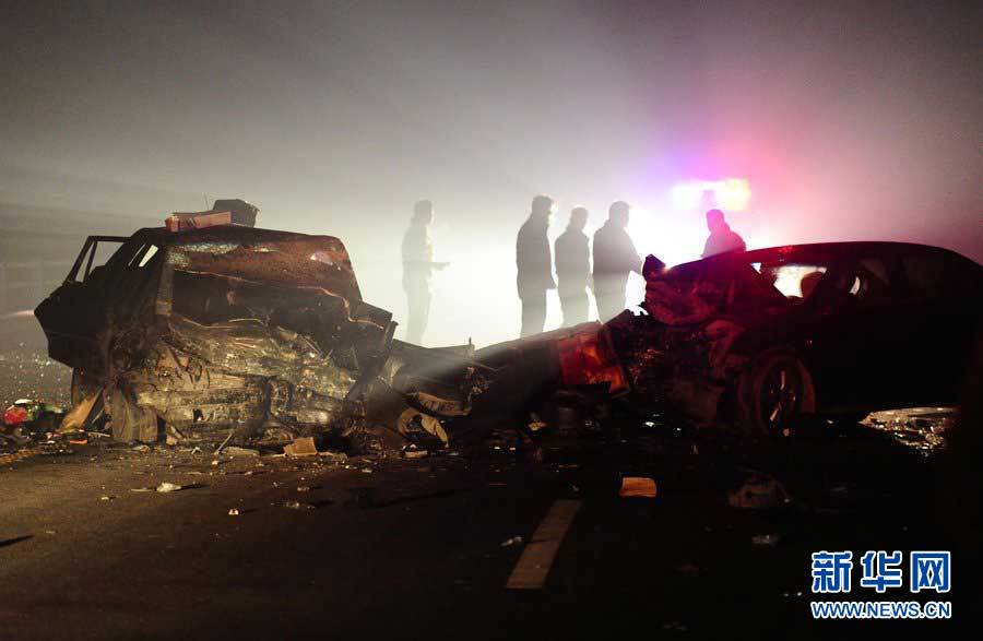 2013年1月9日，合肥，事故現(xiàn)場，兩輛受損車輛已經(jīng)全部變形