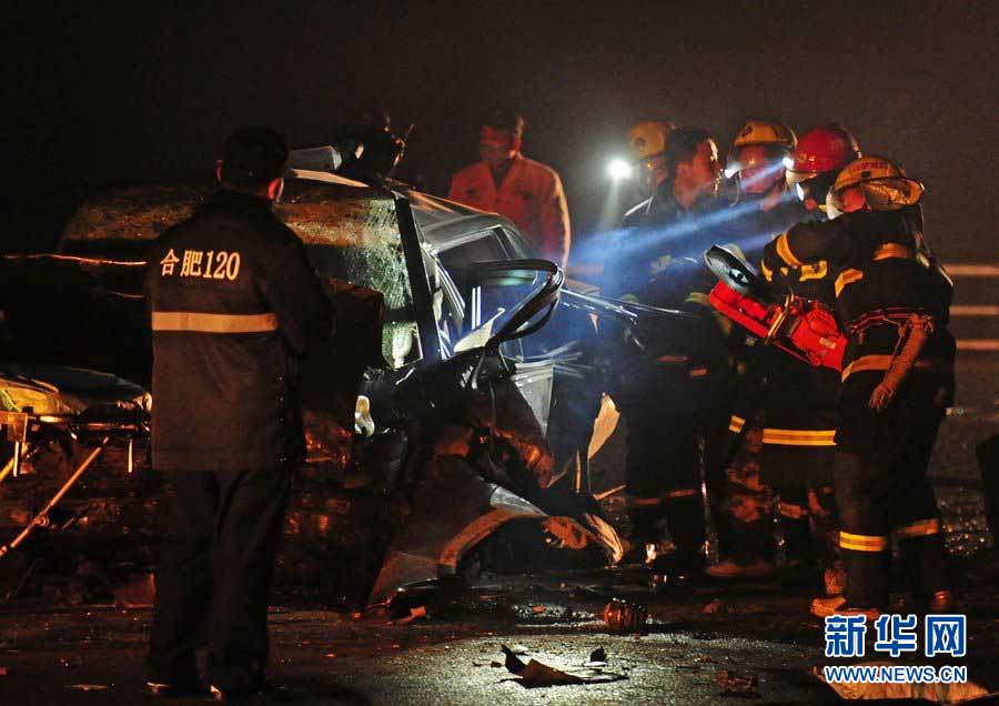 2013年1月9日，合肥，事故現(xiàn)場，兩輛受損車輛已經(jīng)全部變形