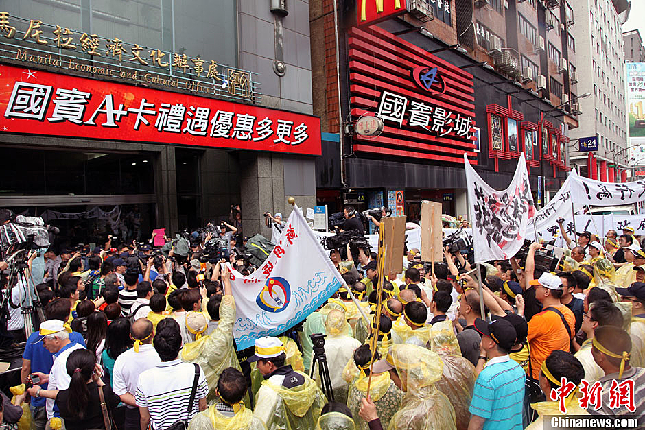 5月13日下午，屏東縣數(shù)百漁民北上臺北，冒雨在馬尼拉經(jīng)濟(jì)文化辦事處前抗議，要求菲律賓政府為攻擊臺漁船