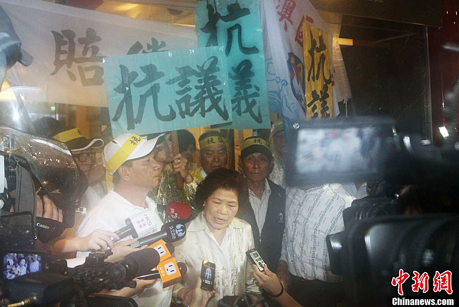 圖為死者洪石成的遺孀控訴菲相關(guān)人員暴行，呼吁菲方正式道歉。中新社發(fā) 董會峰/攝