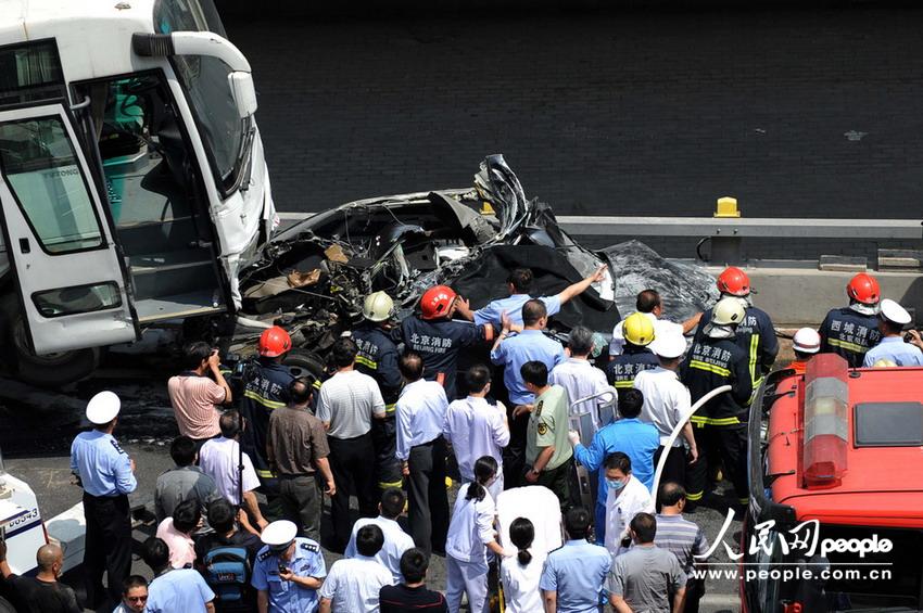 北京大客車追尾碾壓奧迪司機(jī)被困車中。