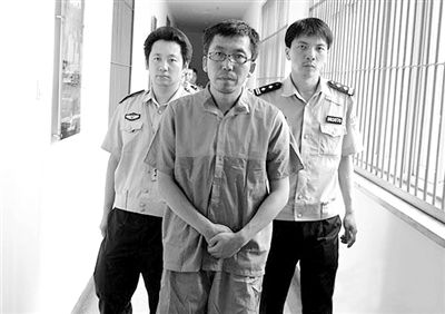 警方押解犯罪嫌疑人“立二拆四”。